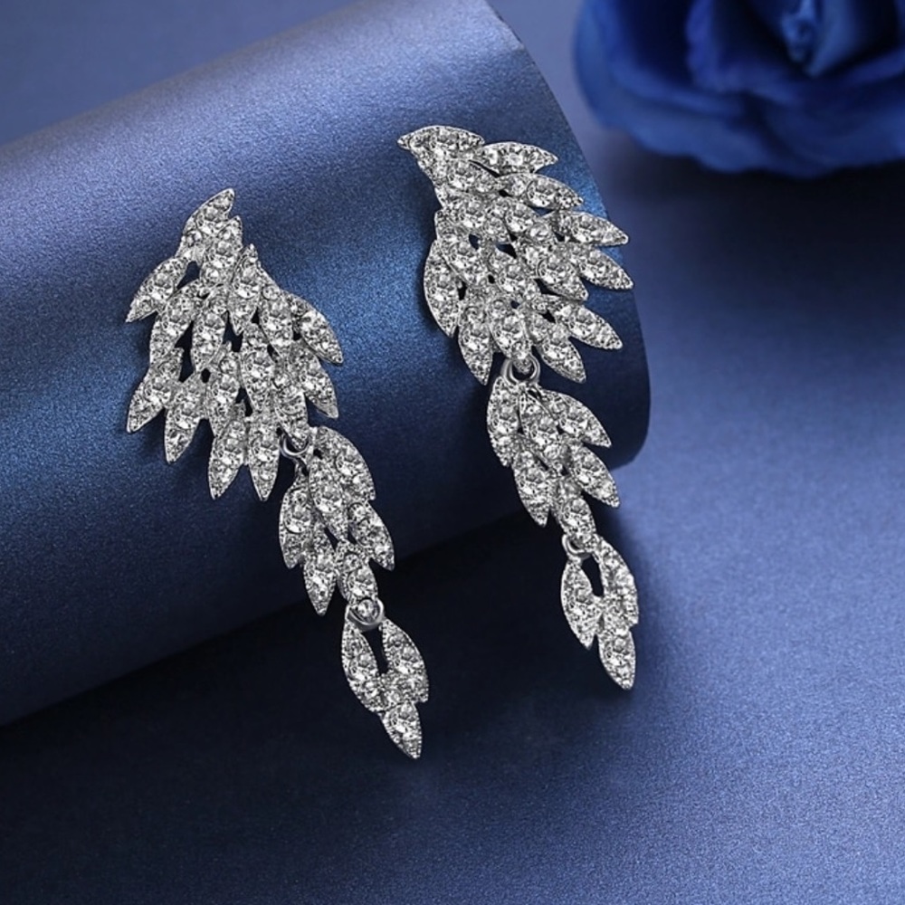 🌟 Crystal Silver Wings Earrings